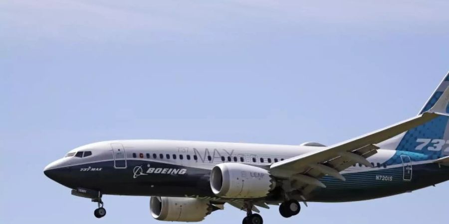 Eine Boeing 737 Max landet nach einem Testflug auf dem King County International Airport in Seattle. Foto: Elaine Thompson/AP/dpa