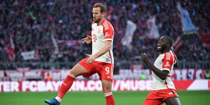 Harry Kane (l) schoss die ersten beiden Tore beim Heimsieg der Bayern gegen Heidenheim. Harry Kane FC Bayern.