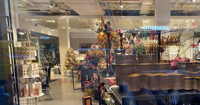 Bei Möbel Pfister wird Weihnachtsbaum-Schmuck aufgehängt. Weihnachten