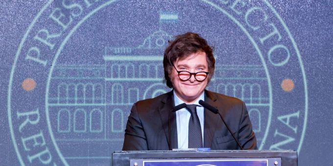 Nach seinem Wahlsieg lächelte der neue Präsident Argentiniens, Javier Milei, in die Kameras. argentinien javier milei