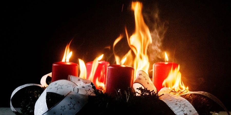 In der Advent- und Weihnachtszeit kann durch brennende Kerzen auch schnell mal ein Feuer entstehen.