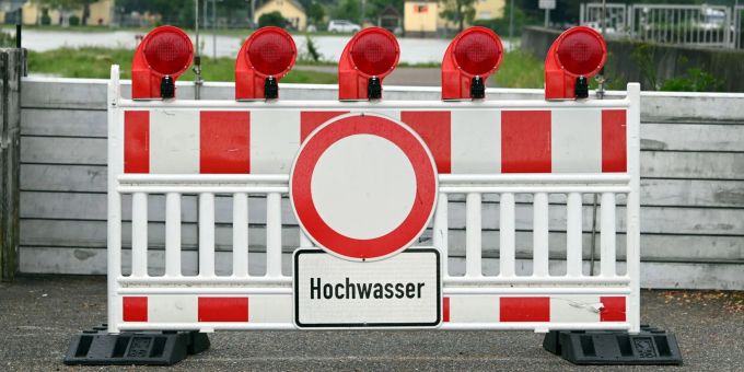 Überflutete Strassen in Meckenbeuren: Die Gemeinde im Bodenseekreis warnt vor Hochwasser-Tourismus, der Einsatzkräfte behindert und lebensgefährliche Situationen verursacht. (Symbolbild) Hochwasser droht. Besonders im Süden von Baden-Württemberg können am Wochenende die Wasserstände deutlich steigen. (Symbolbild)