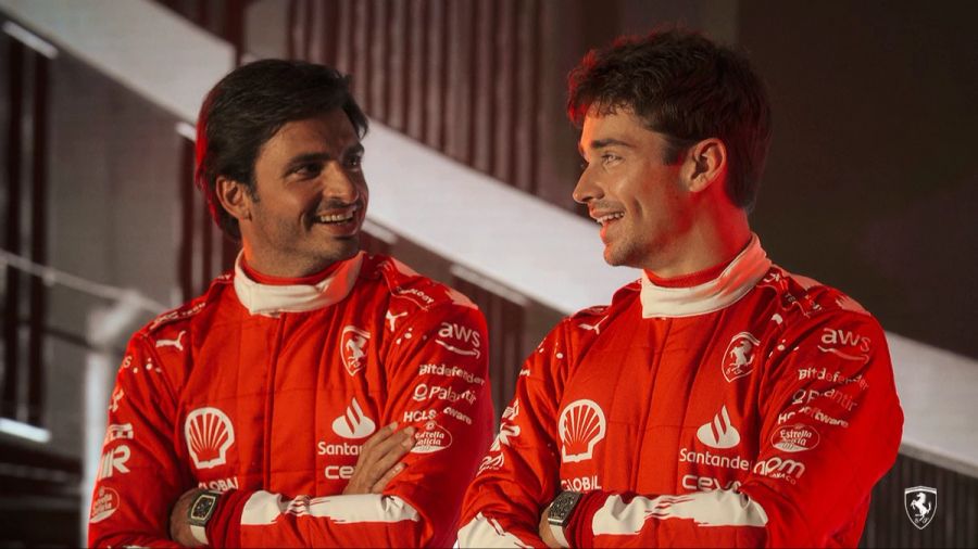 Carlos Sainz und Charles Leclerc tragen in Vegas auch passende Anzüge.