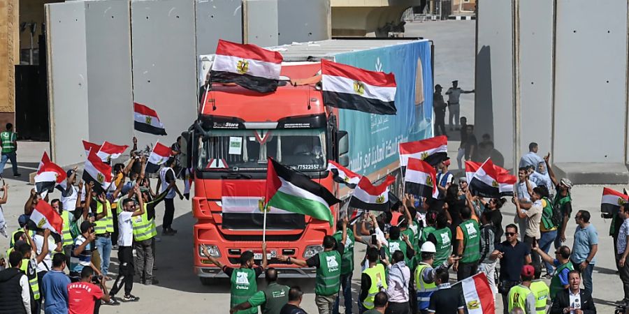 Lastwagen eines Hilfskonvois kehren auf die ägyptische Seite zurück, nachdem sie über den Grenzübergang Rafah zwischen Ägypten und dem Gazastreifen Hilfsgüter geliefert haben. Foto: Sayed Hassan/dpa