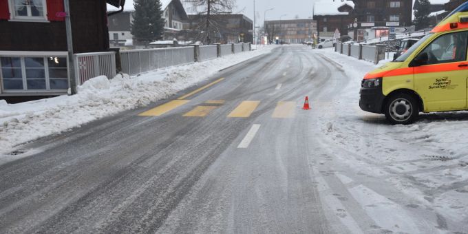 Sedrun: Fahrzeug rutscht gegen Mann auf Fussgängerstreifen. Sedrun: Kollision