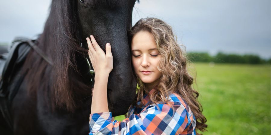 Frau mit Pferd