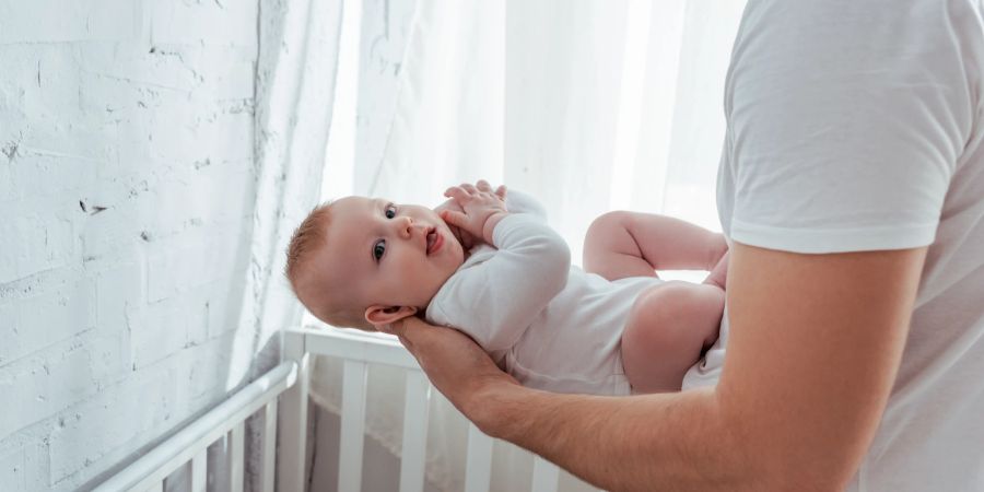 Schlafprobleme bei Babys treten aus unterschiedlichem Gründen auf.