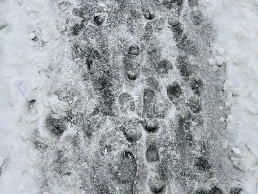 Fussspuren im frischen Schnee vom Donnerstagmorgen.