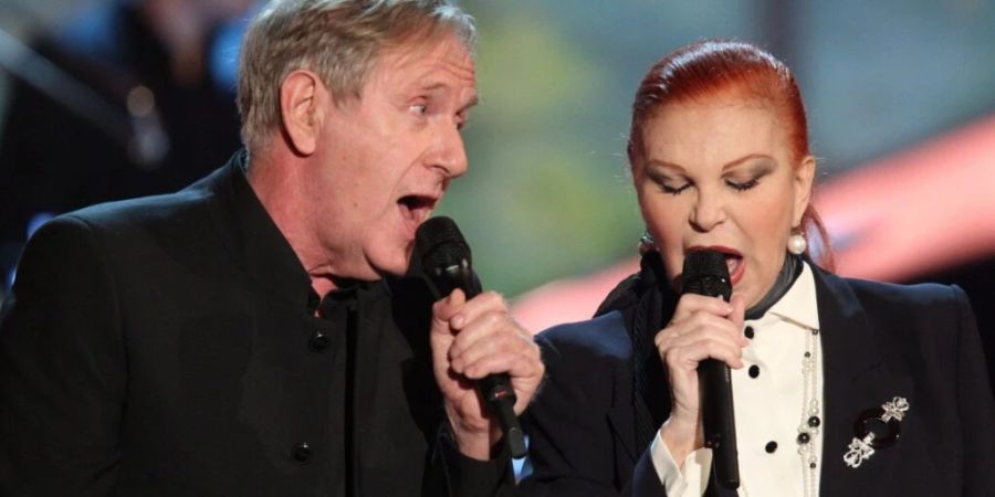Der Schweizer Sänger Stephan Sulke, im Bild bei einem Duett mit der Italienerin Milva im Jahr 2011, wird 80-jährig.