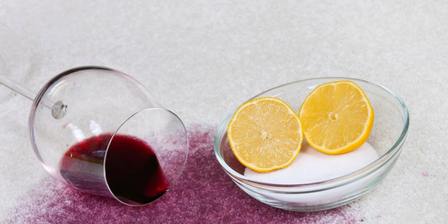 Verschütteter Rotwein, Salz und Zitrone