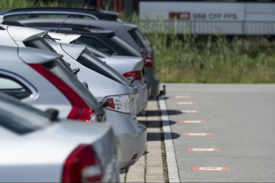 Den Berichten zufolge ziehen die Asylsuchenden vor allem nachts durch die Schweiz und versuchen, Gegenstände aus parkierten Autos zu stehlen. (Symbolbild)