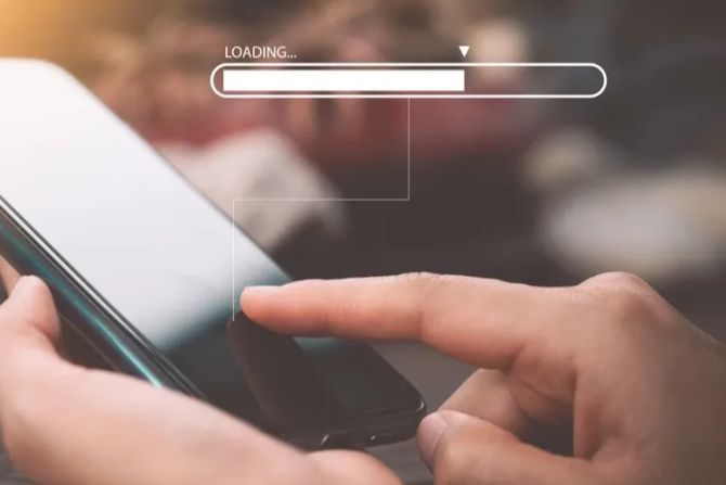 iPhone Hände Zeigefinger Bildschirm
