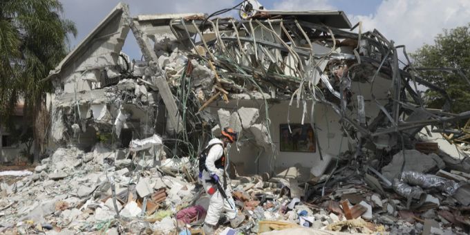Ein israelischer Soldat geht an einem zerstörten Haus vorbei. Israel-krieg