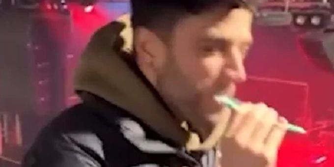 Was muss, das muss! - Hier gibt sich Hitsänger Luca Hänni total normal