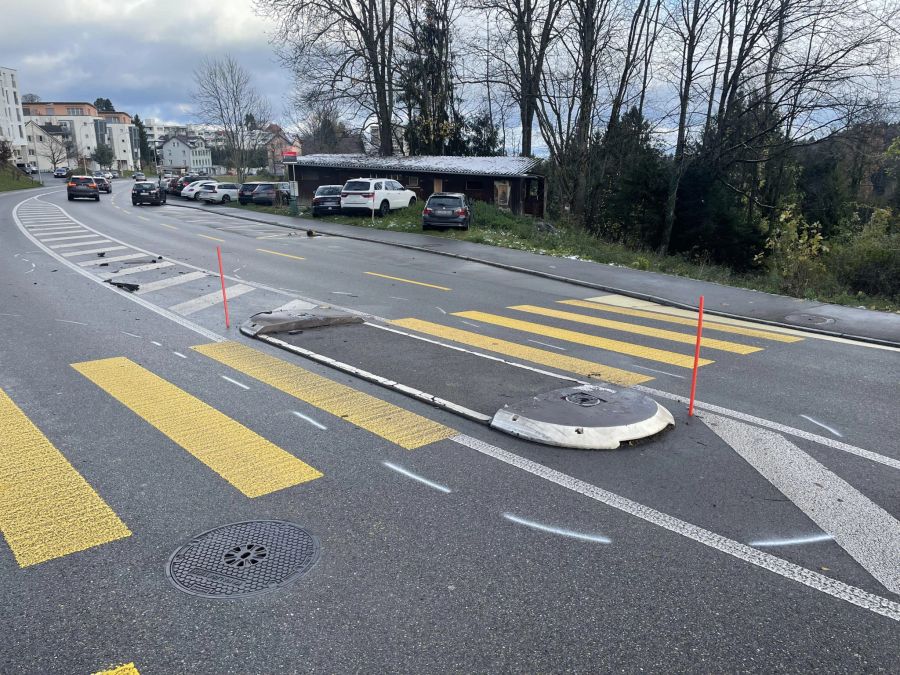 Der Autofahrer fuhr einfach über die Mittelinsel.