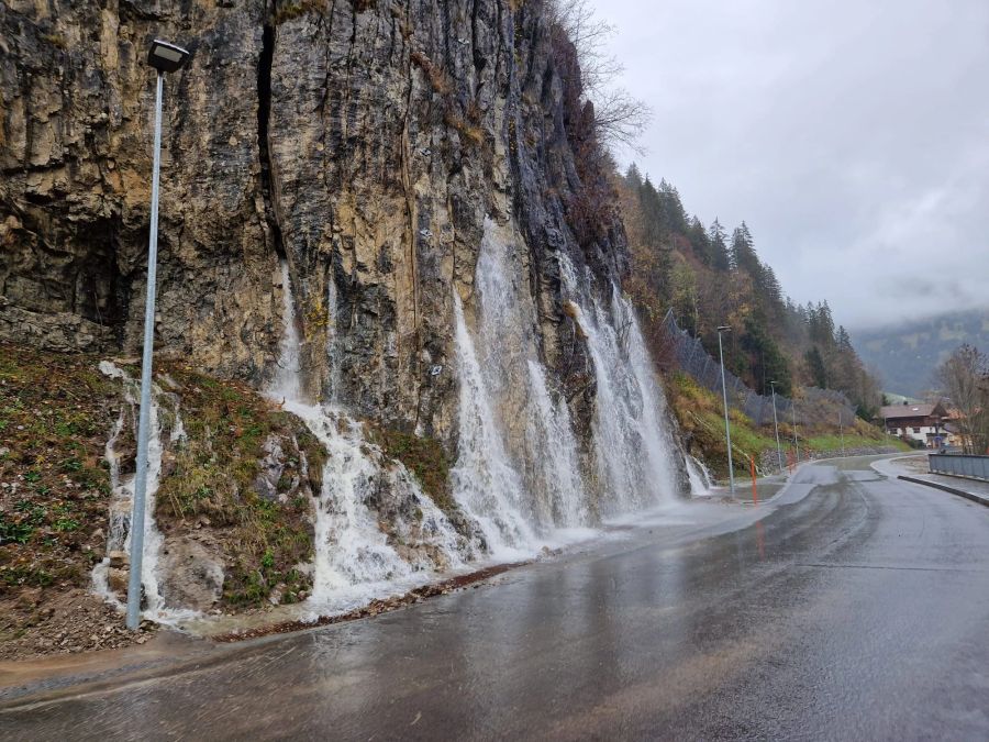 Heute hat es sich an derselben Stelle beruhigt. Doch noch immer fliesst Wasser den Felsen hinab.