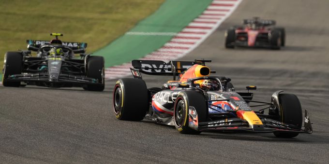 Max Verstappen (Red Bull) vor Lewis Hamilton (Mercedes) beim Sprint der Formel 1 in Austin. Formel 1 Sprint Austin