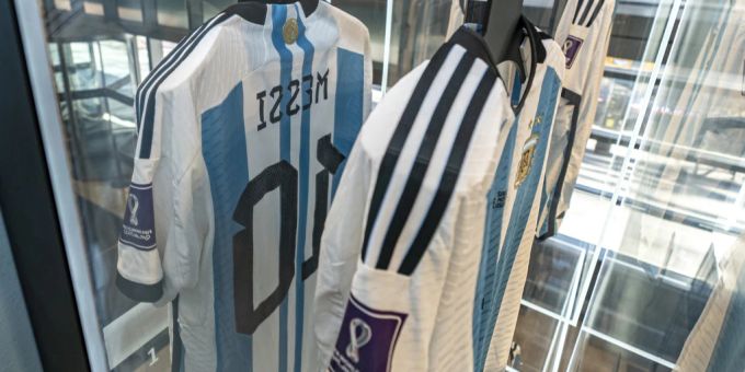 Die Trikots von Lionel Messi werden versteigert. lionel messi