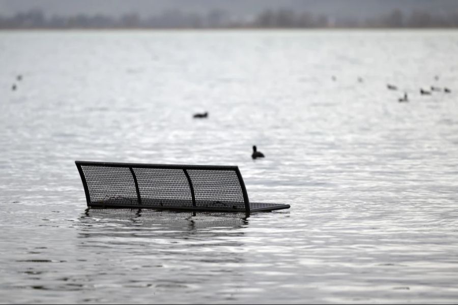 Auch Uferbänke versinken teilweise im Wasser.