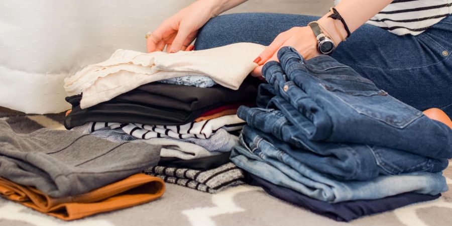 Wenn Sie Ihren Kleiderschrank organisieren wollen, sollten Sie zunächst Ihre Kleider sortieren.