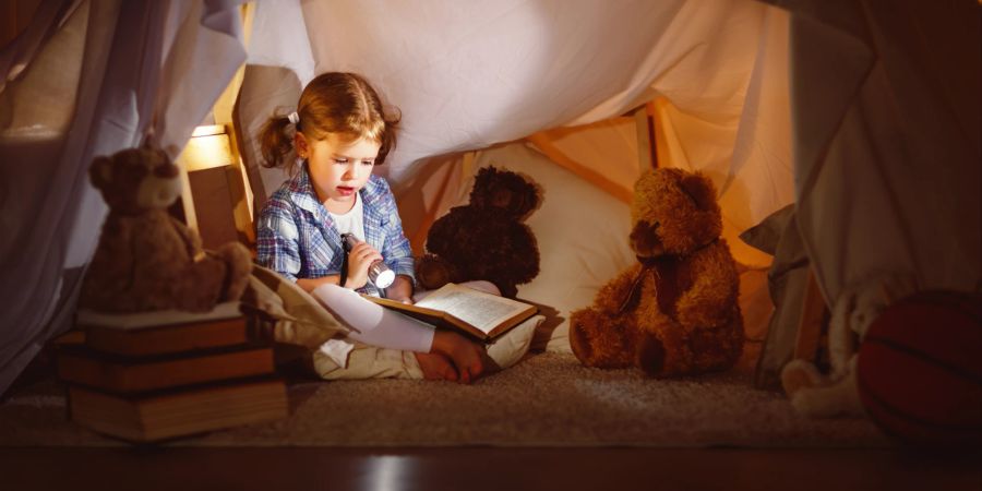 Mädchen mit Buch im Zelt