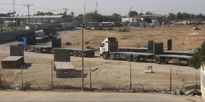 Palästinensische Lastwagen stehen im Gazastreifen an der Grenze zu Ägypten an, um im Israel-Krieg humanitäre Hilfe zu transportieren. Erste Hilfslieferungen in den Gazastreifen sind angelaufen. Hilfslieferungen