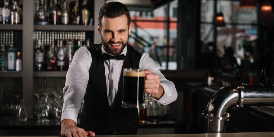 Barkeeper serviert Bier