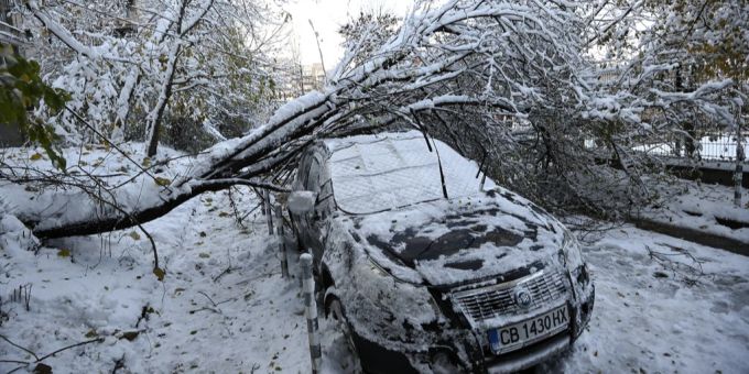 Auch die bulgarische Hauptstadt Sofia ist von dem Winterchaos betroffen. Auto Schnee Wintereinbruch Bulgarien