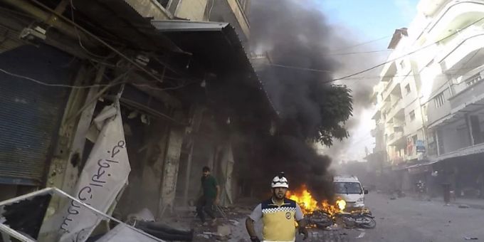 Nach dem Drohnenangriff auf eine Militärakademie in Homs reagiert die syrische Armee mit heftigem Beschuss der letzten Rebellenhochburgen im Nordwesten des Landes (im Bild). syrien