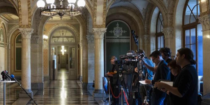 Bei einer Pressekonferenz des EDA stellte die Israel-Task-Force ihre Strategie für das Hamas-Verbot vor: Sie werden in zwei Gruppen arbeiten. pressekonferenz im EDA