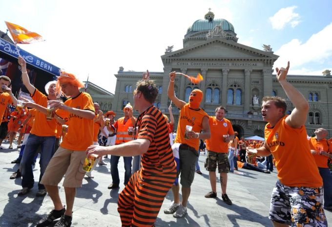Ganz Bern war Orange: Niederländische Fans am 9. Juni auf dem Bundesplatz in Bern, vor dem Fussballmatch gegen Italien, während der Europameisterschaft 2008. Niederlande Italien EM 2008