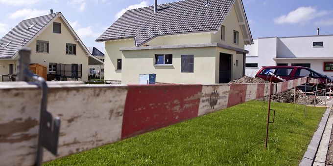 Das Eigenheim auf dem Lande unweit der Stadt ist für viele Schweizerinnen und Schweizer nach wie vor die ideale Form des Wohnens. (Archivbild) Das Eigenheim auf dem Lande unweit der Stadt ist für viele Schweizerinnen und Schweizer nach wie vor die ideale Form des Wohnens. (Archivbild)