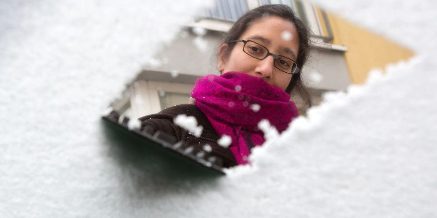 Lästiges, aber notwendiges Ritual im Winter: Die Autoscheiben sollten vor dem Losfahren grossflächig von Schnee und Eis befreit werden, um sich und andere nicht zu gefährden.