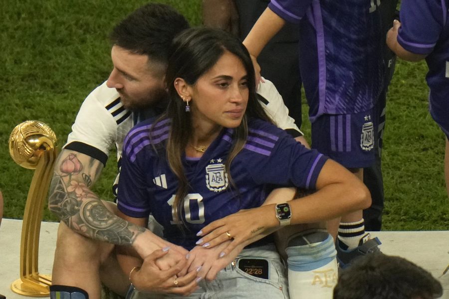 Lionel Messi und seine Antonela geniessen den Triumph nach dem WM-Final.