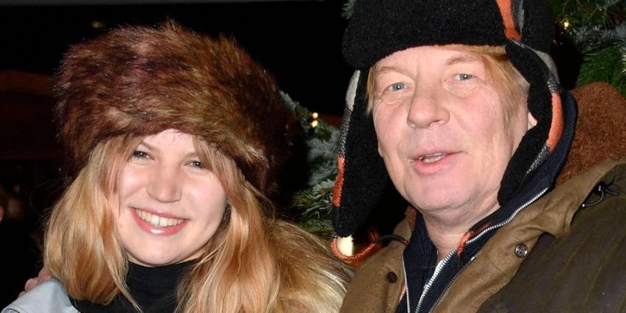 Schauspieler Ben Becker und seine Tochter Lilith bei der Premiere des Roncalli-Weihnachtszirkus in Berlin.