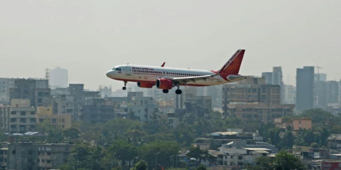 Der indische Manager Shanakr Mishra wurde nach einem Pinkel-Vorfall in einem Flugzeug von der Polizei verhaftet, (Symbolbild) Air India Pinkel-Vorfall