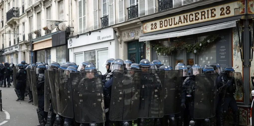 Demonstrant (26) verliert nach Polizisten-Schlag in Frankreich Hoden
