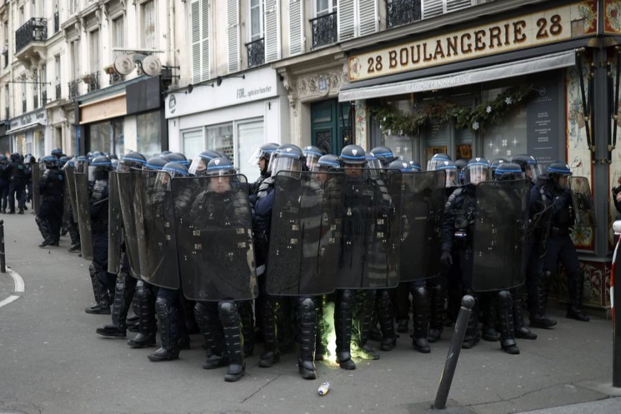 Ein Demonstrant gibt an, von einem Polizisten zu Boden gerissen worden zu sein, als er ein Foto machen wollte. Daraufhin wurde er von einem weiteren Polizisten geschlagen.