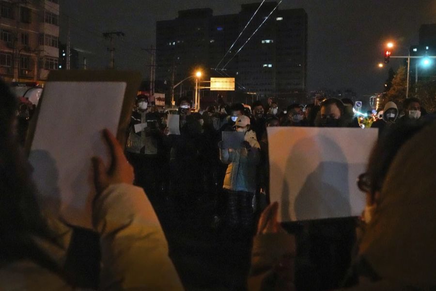 Aus Protest gegen die Zensur durch den chinesischen Staat halten Demonstrierende (hier in Peking) weisse Blätter in die Höhe. Weiss ist in der chinesischen Kultur die Farbe des Trauerns.