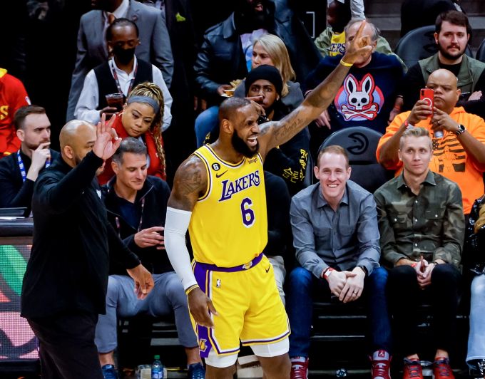 Die Lakers jubeln in der NBA dank Geburtstagskind LeBron James. NBA