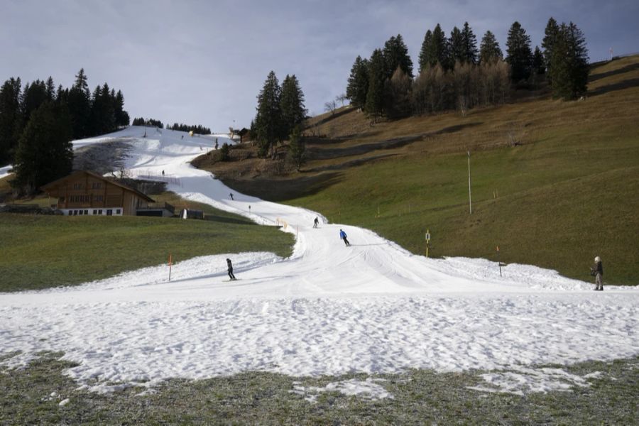 In vielen Skigebieten muss die Talabfahrt künstlich beschneit werden.