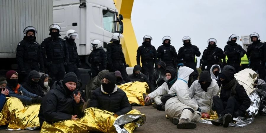 Protestierende und Polizisten in Lützerath