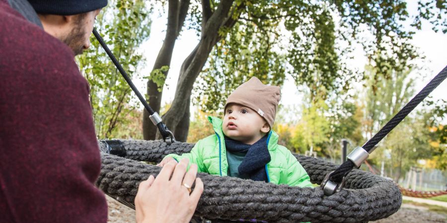 Kind Spielplatz Vater Baby Winter