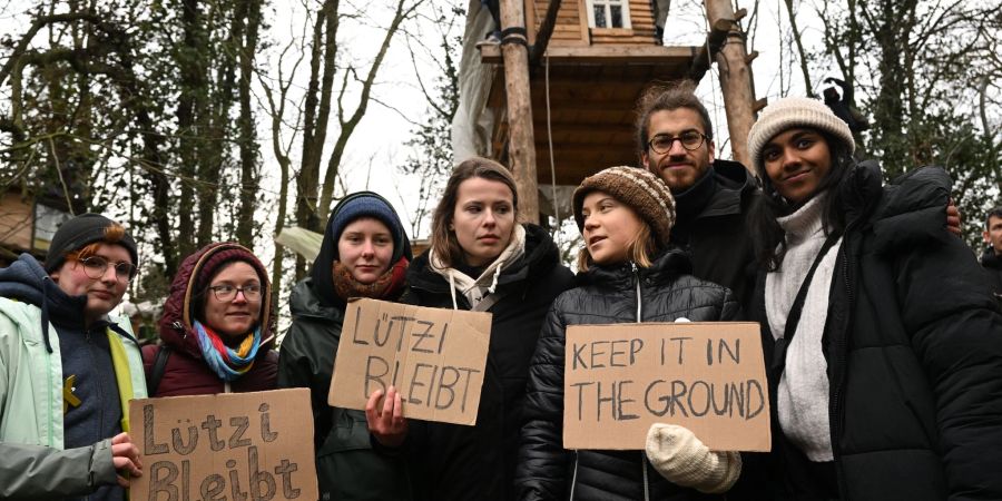 Die Klimaaktivistinnen Luisa Neubauer und Greta Thunberg stehen am dritten Tag der Räumung im von Klimaaktivisten besetzten Braunkohleort Lützerath.