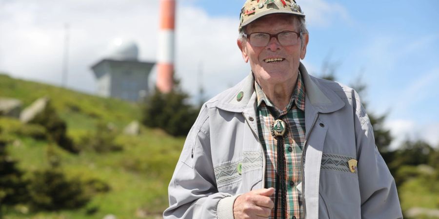 Rekordwanderer Benno Schmidt, alias Brocken-Benno, steht auf dem Brocken.