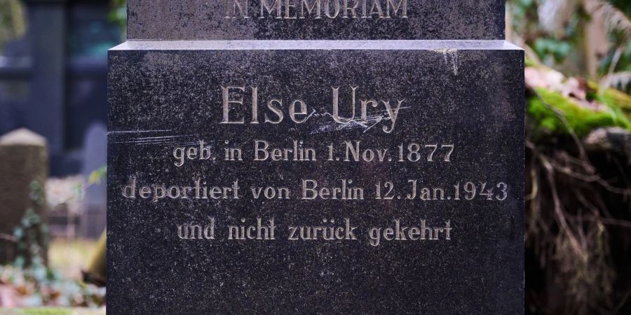 Der Gedenkstein von Else Ury auf dem jüdischen Friedhof in Berlin-Weissensee.