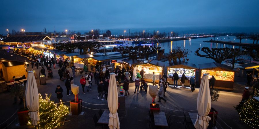 Ein Panorama des See Quais am Christkindlimärt in Rapperswil-Jona. - Kanton St.Gallen