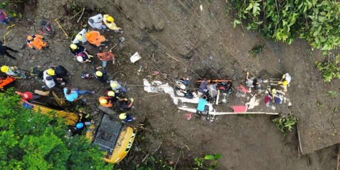 Rettungseinheiten sind im kolumbianischen Risaralda im Einsatz, nachdem Passagiere eines Busses von einem Erdrutsch verschüttet wurden. Rettungseinheiten sind im kolumbianischen Risaralda im Einsatz, nachdem Passagiere eines Busses von einem Erdrutsch verschüttet wurden.