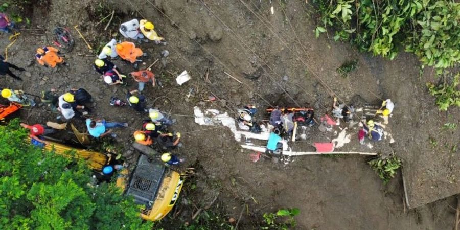 Rettungseinheiten sind im kolumbianischen Risaralda im Einsatz, nachdem Passagiere eines Busses von einem Erdrutsch verschüttet wurden.