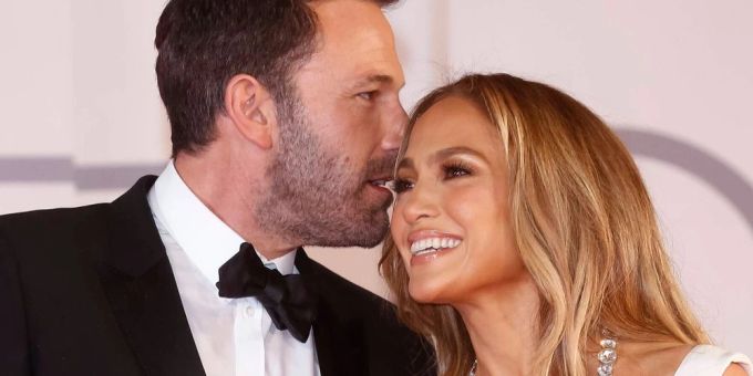 Weihnachtliche Party - Singen mit Jennifer Lopez und Ben Affleck
